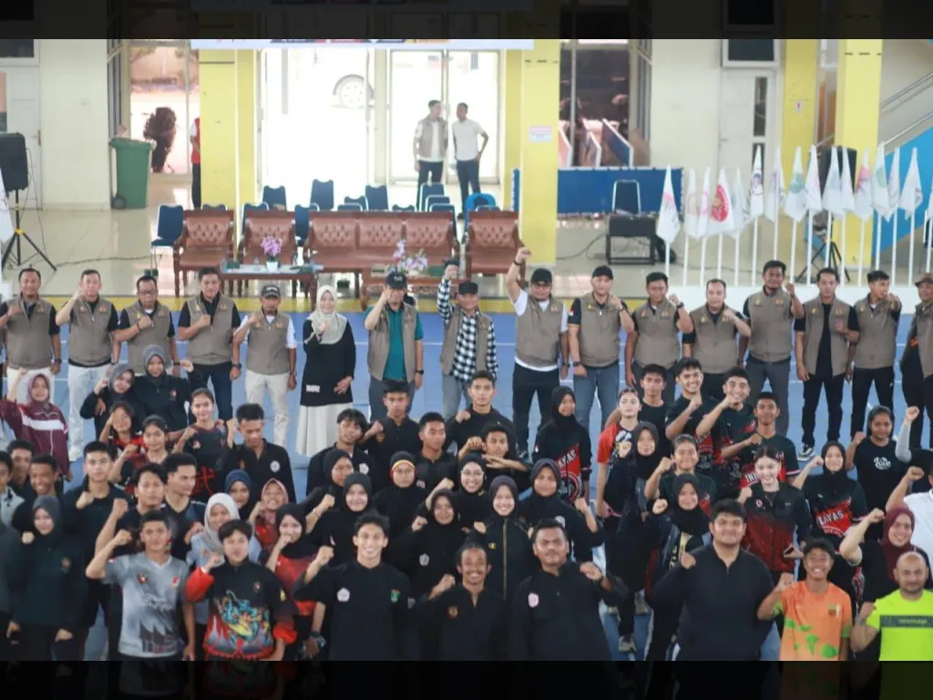 Atlet peserta pre tes foto bersama dengan Wawako dan Pengurus KONI Kota Solok
